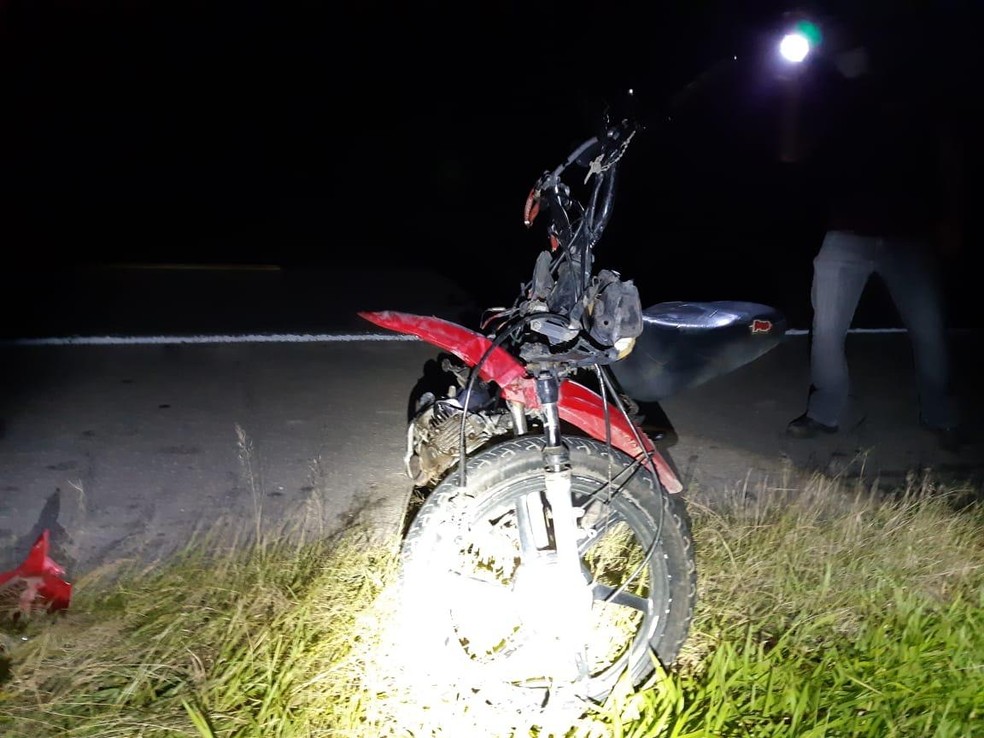 Motociclista morre após batida com carro na BR-116, no sudoeste da Bahia — Foto: Divulgação / PRF