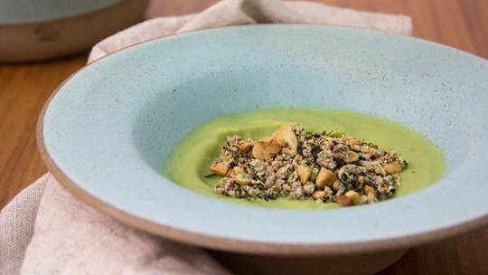 Sopa de couve-flor com talo e folha