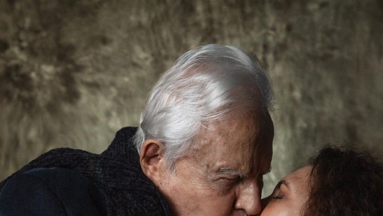 Aos 95 anos, Cid Moreira beija a mulher em ensaio fotográfico e recebe elogios: "Grande casal"