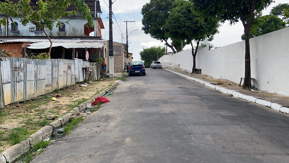 Carro foi abandonado na rua São Sebastião, no bairro São Raimundo, em Manaus, e corpo de vítima estava no porta-malas. — Foto: Patrick Marques/G1 AM