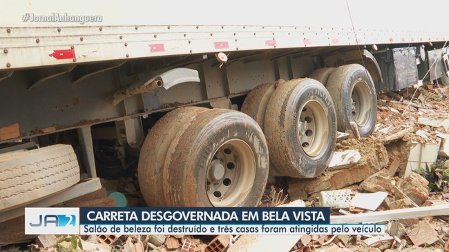 Carreta perde controle e invade casas em Bela Vista de Gois