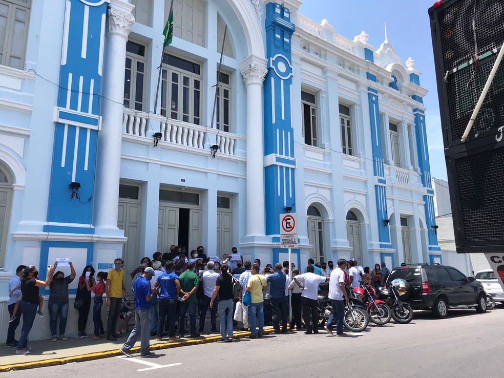 Manifesta&ccedil;&atilde;o em frente &agrave; prefeitura de Natal cobra retomada de linhas de &ocirc;nibus e licita&ccedil;&atilde;o do transporte p&uacute;blico na capital. &mdash; Foto: Ayrton Freire/Inter TV Cabugi