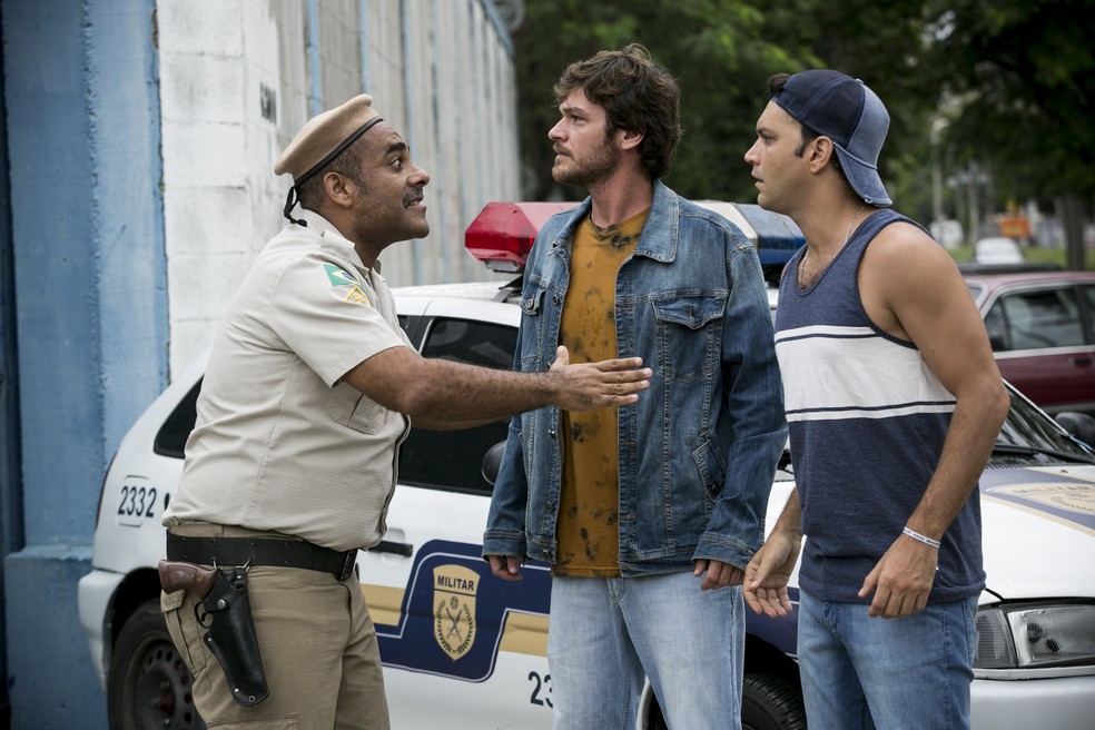 Beto e Ionan são alertados sobre motim das prisioneiras (Foto: TV Globo)