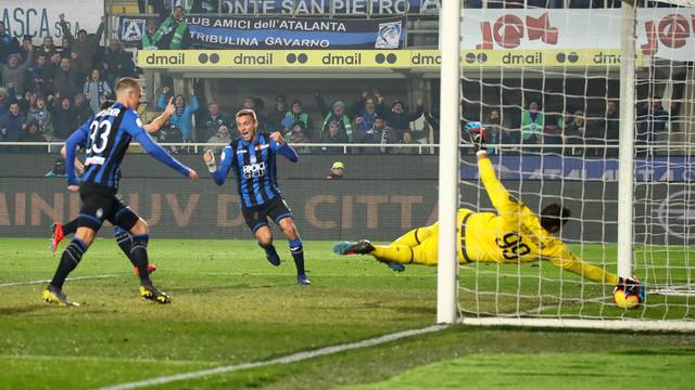 O goleiro Donnarumma se estica mas não evita o gol de Freuler (fora da foto) para a Atalanta