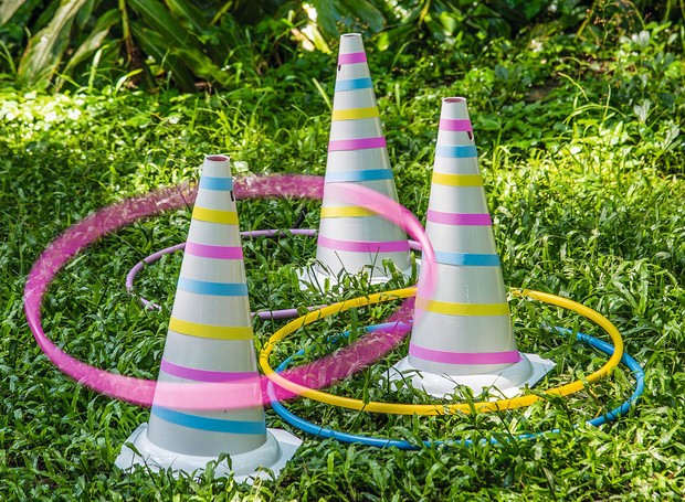 Brincadeira fácil de montar e de agradar: jogo de argolas gigantes, com cones (ou cornos?) de sinalização e bambolês (Foto: Cacá Bratke / Editora Globo)