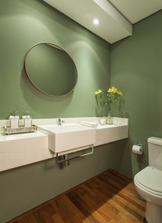 O lavabo tem paredes verdes para combinar com o restante do décor deste apartamento. Projeto do escritório Macedo e Covolo