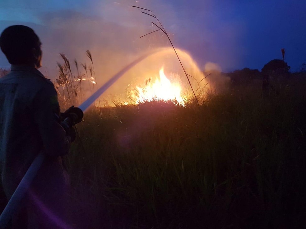 Incêndio ocorreu na noite desse sábado (25) em Sena Madureira — Foto: Divulgação/Corpo de Bombeiros
