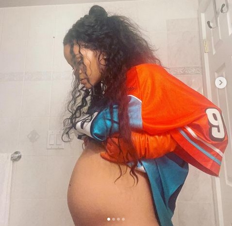 A cantora Rihanna mostrando sua barriga de grávida (Foto: Instagram)