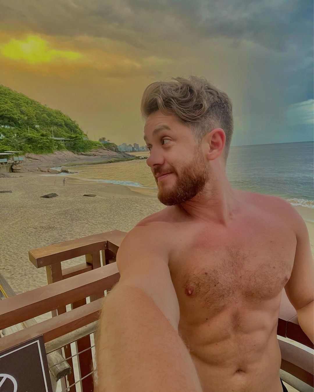 Leonardo Miggiorin posta foto na praia e ganha pedido de casamento de fã (Foto: Reprodução/ Instagram)