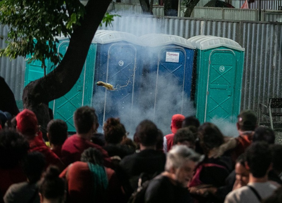Recipiente com urina e explosivos explodiu próximo ao píblico que acompanhava o ato na Cinelândia, no Centro do Rio