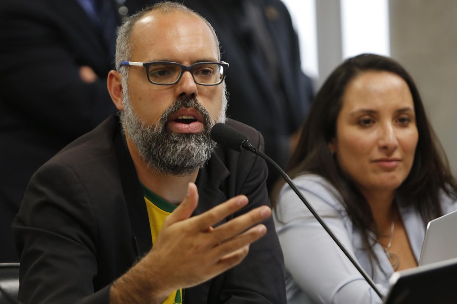 Blogueiro Allan dos Santos durante depoimento na CPMI que investiga as Fake News