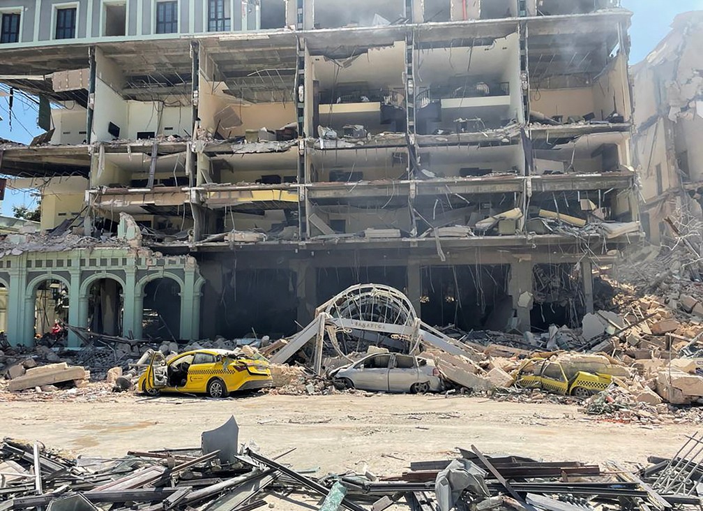 Uma forte explosão atingiu nesta sexta-feira (6) o Hotel Saratoga, no centro de Havana, em Cuba — Foto: Alexandre Meneghini/Reuters