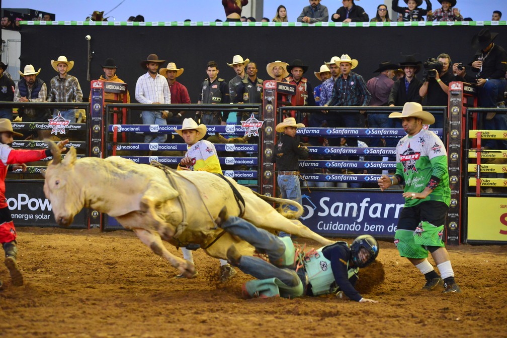 Clique flagra momento em que peão cai do touro durante prova de montaria no Rodeio de Americana — Foto: Júlio César Costa