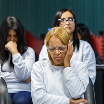 Filha biológica, Simone é vista atrás da mãe durante julgamento — Foto: Bruno Dantas/TJ-RJ