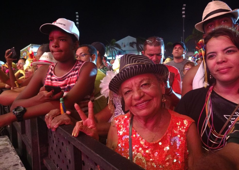 Aos 69 anos, Eunice faz questão de curtir o encerramento oficial da folia no Recife (Foto: Caíque Batista/G1)