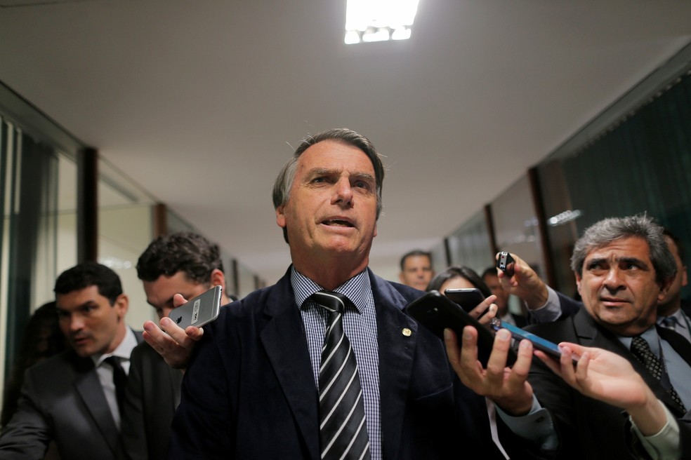 Jair Bolsonaro em entrevista a jornalistas na Câmara dos Deputados nesta semana (Foto: Reuters/Adriano Machado)