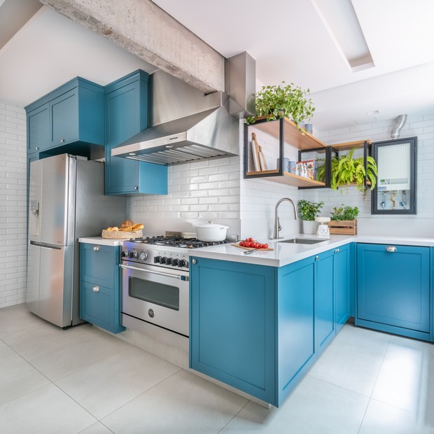 Décor do dia: cozinha com marcenaria azul, concreto aparente e tijolinhos (Foto: Guilherme Pucci)