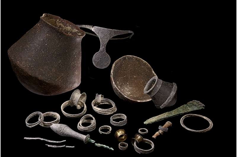 Itens funerários encontrados em sepultura da Idade do Bronze em Múrcia, na Espanha  (Foto: Divulgação/ASOME-UAB)