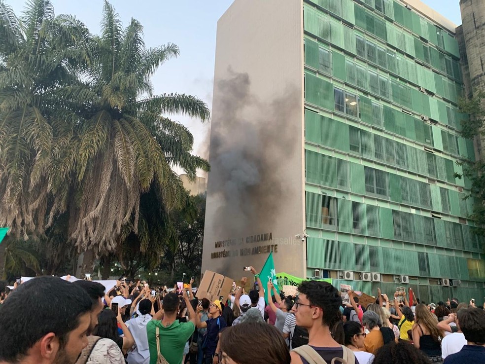 BRASÍLIA, 18h11: Fumaça em meio a manifestação em defesa da Amazônia — Foto: Nicole Angel/G1