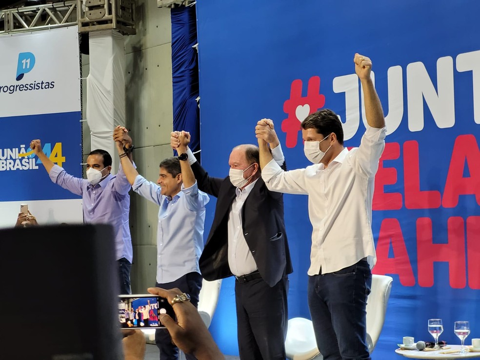 ACM Neto conta com apoio de prefeitos como Bruno Reis, de Salvador (1º à esquerda) e Zé Cocá, de Jequié (1º à direita) — Foto: Eric Luis Carvalho / g1 Bahia