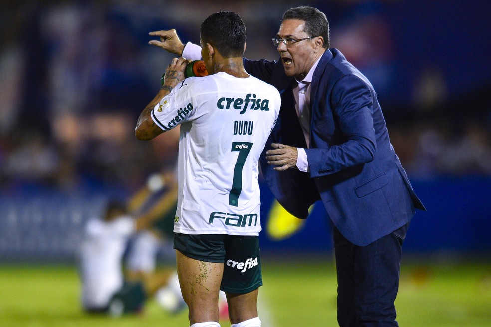 Vanderlei Luxemburgo e Dudu no jogo contra o Tigre — Foto: Jam Media/Getty Images