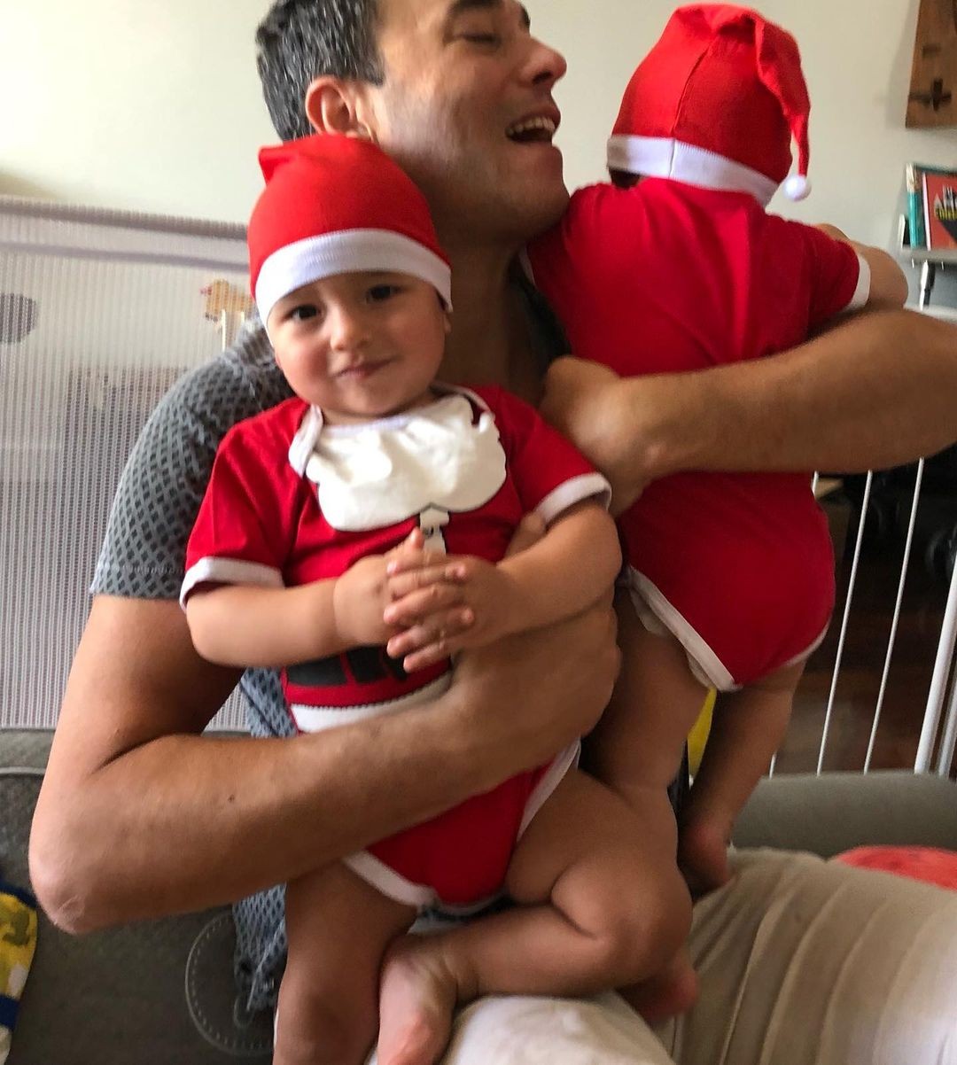 Andréia Sadi publica clique de André Rizek com os gêmeos, Pedro e João, vestidos de Papai Noel (Foto: Reprodução / Instagram)