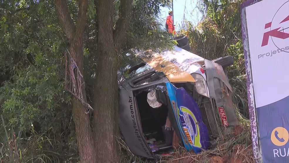 Acidente com veículo de transporte escolar em Santa Luzia — Foto: TV Globo