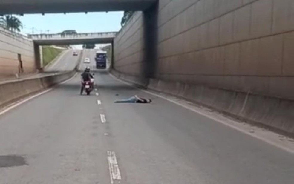 Jovem caído no asfalto após pular do viaduto, em Goiânia, Goiás  — Foto: Divulgação/Polícia Militar 