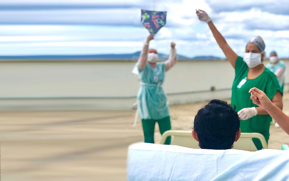 Jovem realizou sonho de soltar pipa durante banho de sol em hospital do Ceará — Foto: Divulgação/Sesa