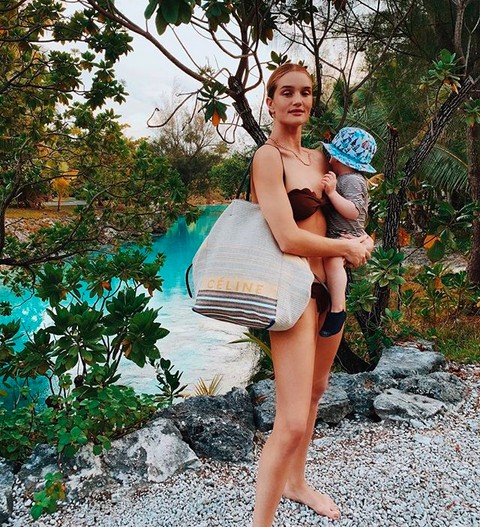 A atriz e modelo Rosie Huntington Whiteley com o filho no colo (Foto: Instagram)