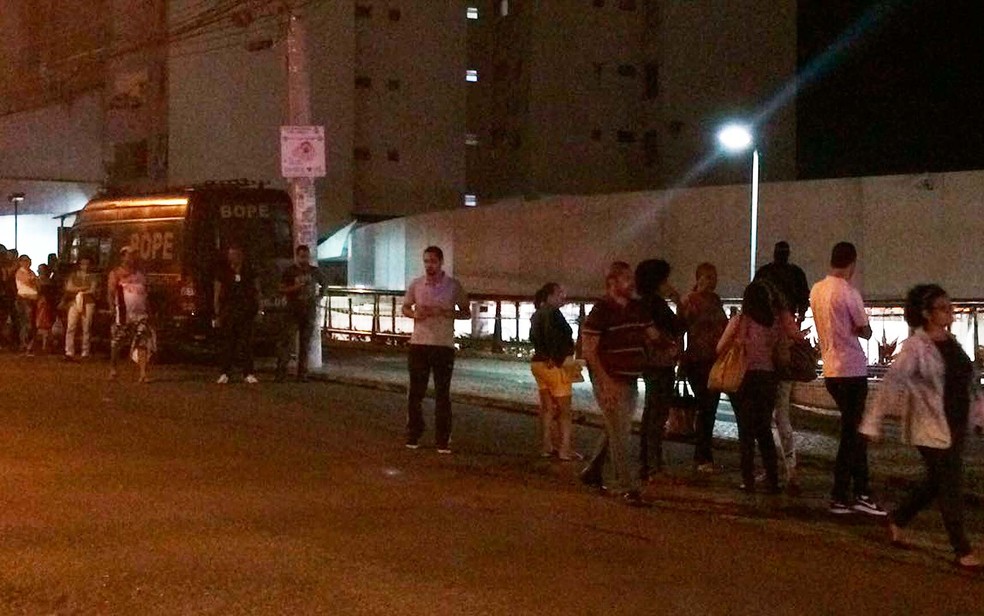 Carro do Bope em frente à estação de metrô onde uma mochila foi encontrada no lixo do local, em Salvador (Foto: Giana Mattiazzi/TV Bahia)