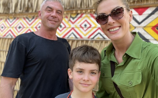 Ana Hickmann passa férias com a família em Manaus