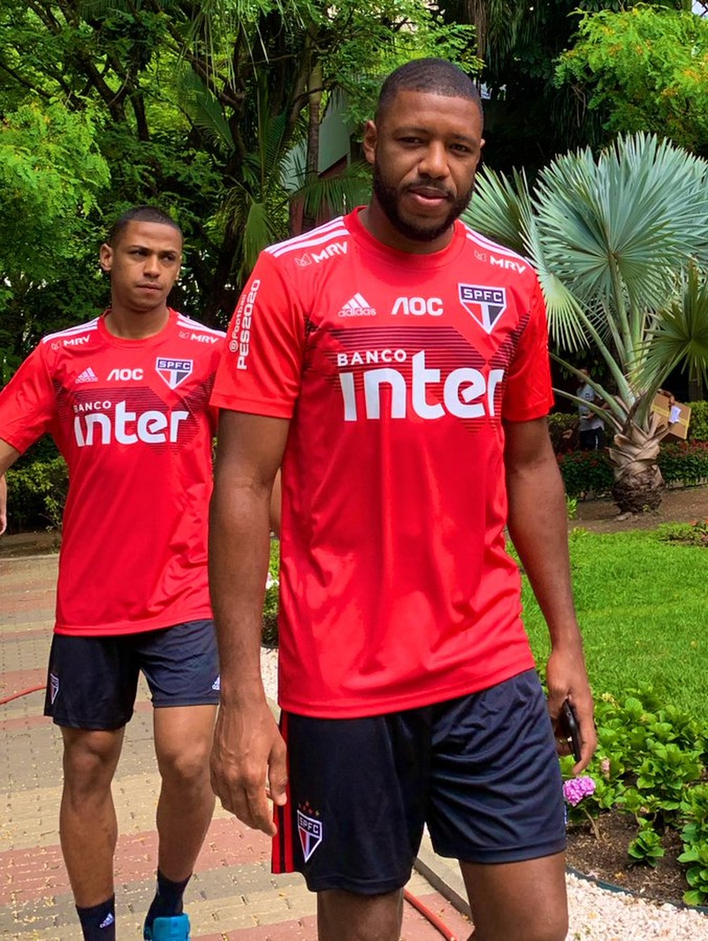 Jucilei e Bruno Alves com novo uniforme de treino do São Paulo — Foto: Divulgação/São Paulo
