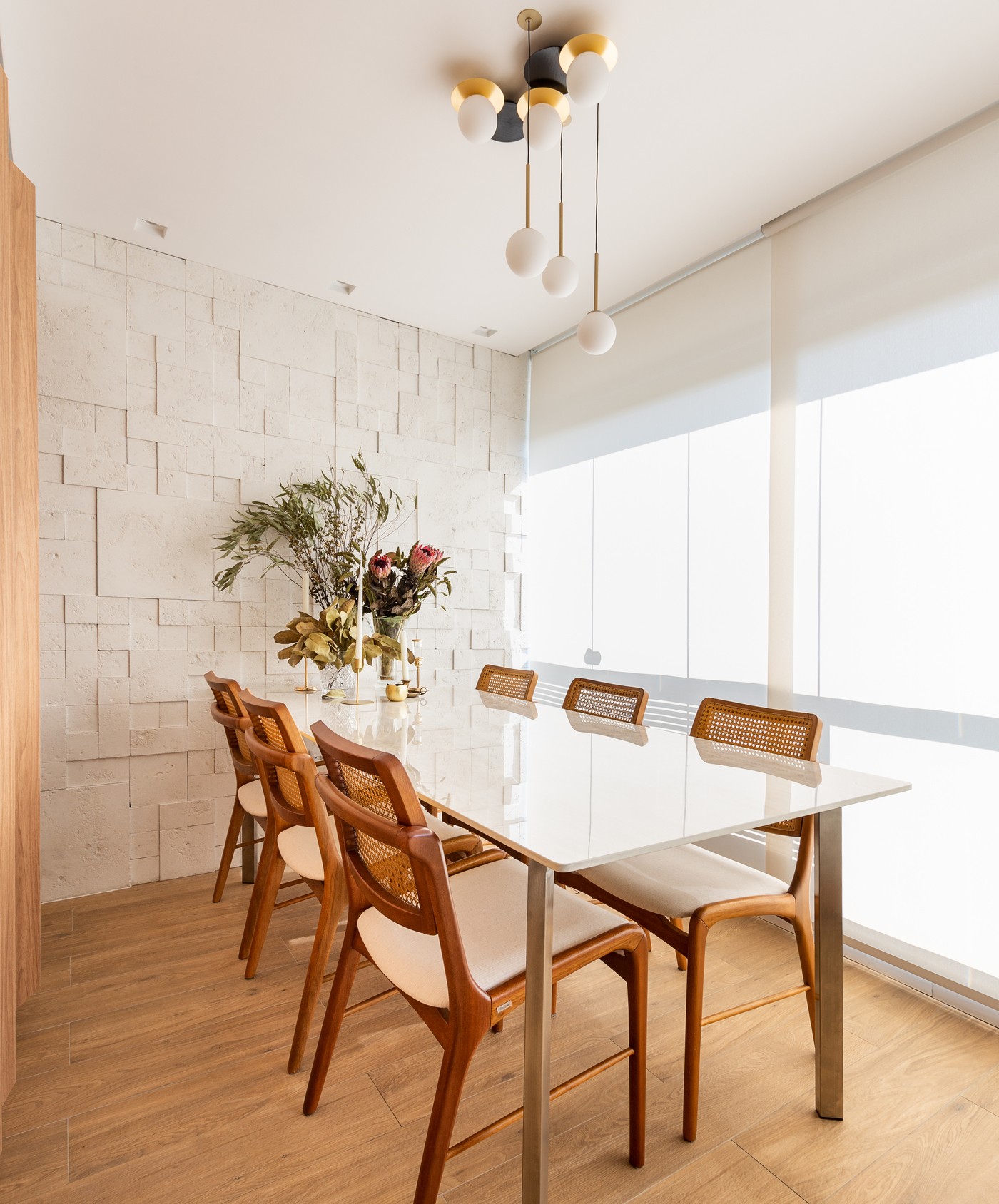 Décor do dia: living integrado à cozinha tem painel ripado e jardim vertical (Foto: Luiz Franco)