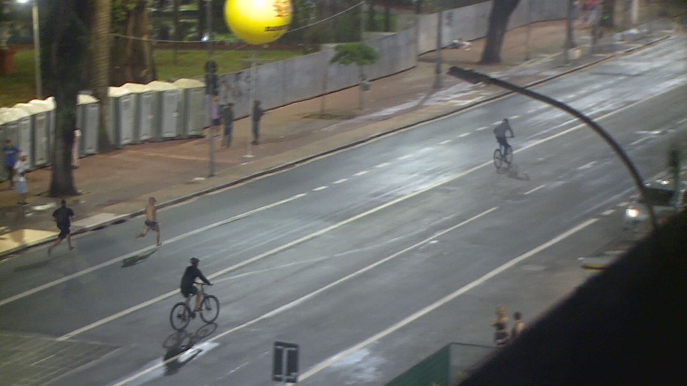 Folião correndo atrás de assaltante no Centro de SP' — Foto: William Santos/TV Globo