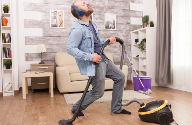 Ouvir música durante a limpeza da casa pode transformá-la em uma tarefa divertida (Foto: Freepik / CreativeCommons)