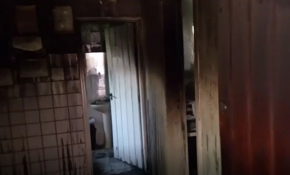 Bombeiros foram acionados, mas ainda não se sabe a causa do incêndio. Parte da clínica ficou destruída. — Foto: Corpo de Bombeiros