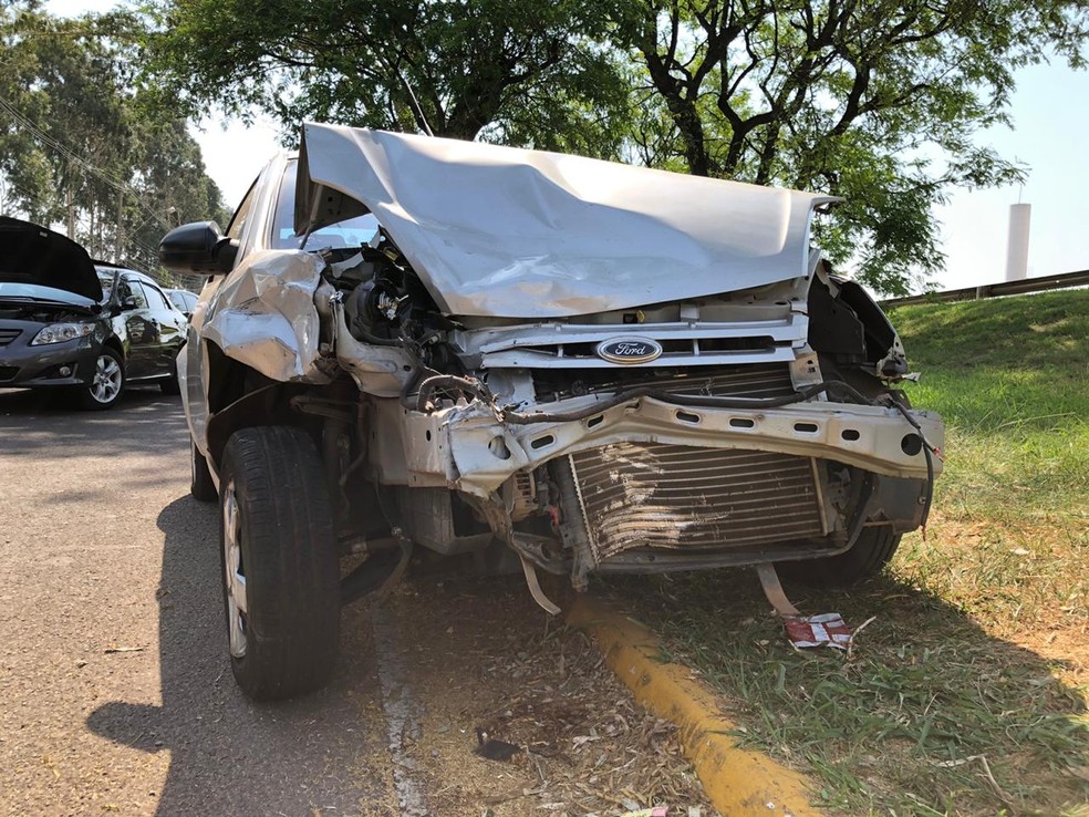 Acidente envolveu três carros na Avenida Joaquim Constantino, em Presidente Prudente — Foto: Murilo Zara/TV Fronteira