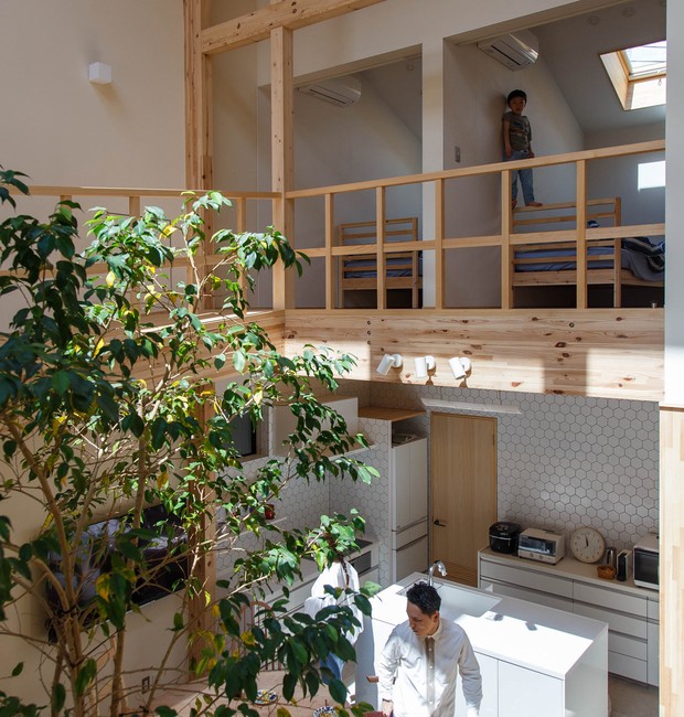 No andar superior, três quartos idênticos para as crianças estão alinhados de um lado e uma grande sala de tatame do outro (Foto: Reprodução/designmilk)
