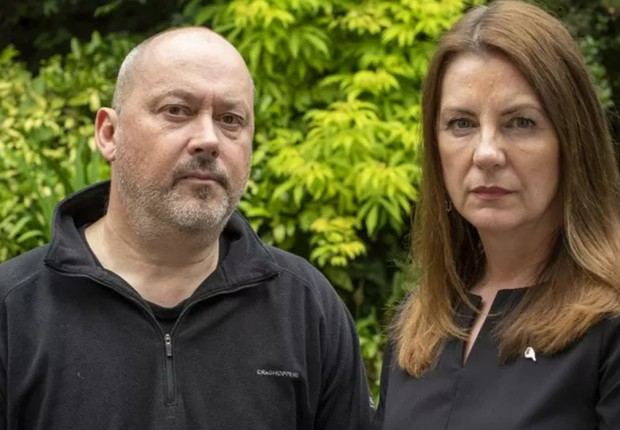 Stuart e Amanda Stephens sentem que mais deveria ser feito para proteger adolescentes como Olly nas redes sociais (Foto: BBC/PHIL COOMES)