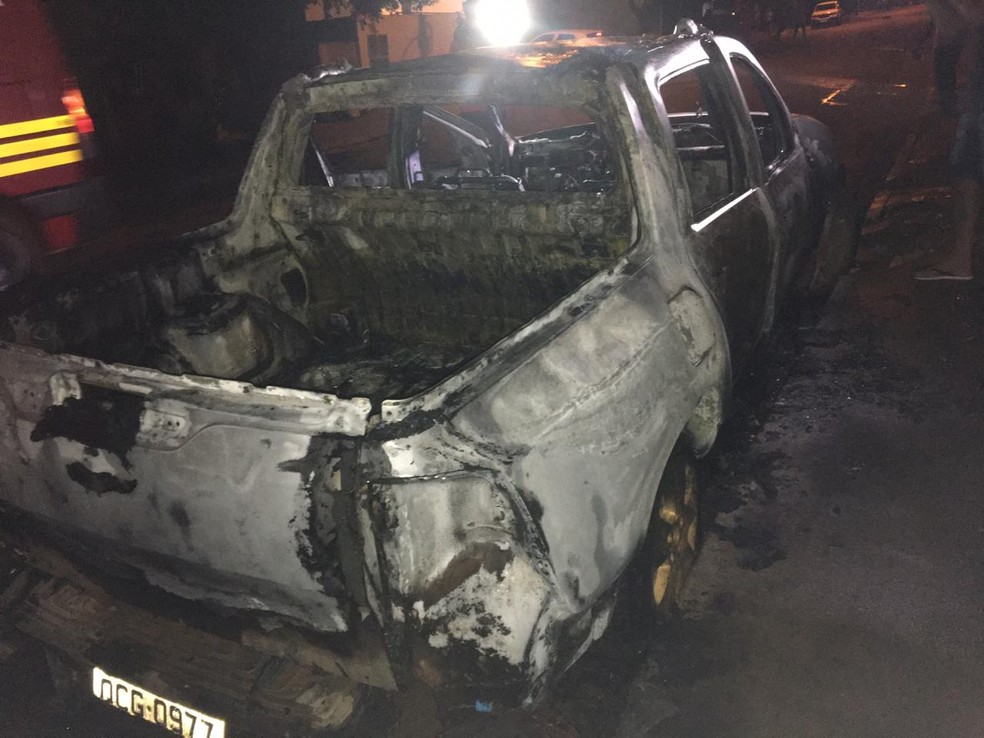 O carro da vereadora eleita Jane Delalibera (PL) ficou completamente destruído após um incêndio nesse domingo (20) em Sorriso — Foto: Divulgação