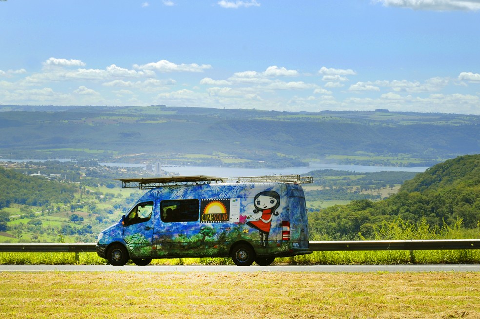 Cinema movido a energia solar funciona através de duas vans, batizadas de Tupã e Mahura — Foto: Divulgação