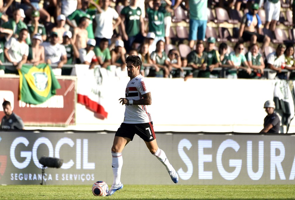 Pato foi reserva contra o Palmeiras e entrou no fim do segundo tempo — Foto: Marcos Ribolli