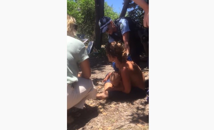 Vídeo mostra bebê sendo tirado da mãe por policiais e serviço social (Foto: Reprodução/YouTube)