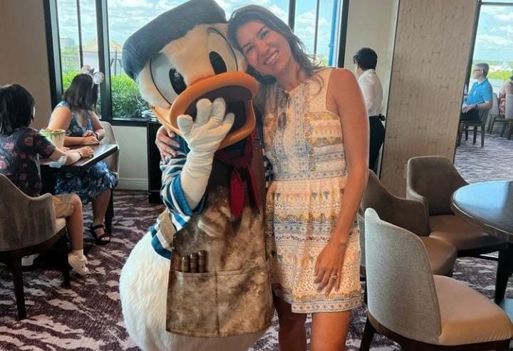 Rebeca Abravanel e Pato Donald (Foto: Reprodução/Instagram)