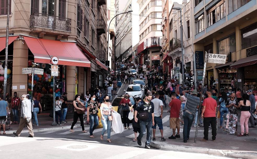 Movimentação na Rua 25 de Março, região central da cidade de São Paulo, nesta quinta-feira (25) — Foto: Ettore Chiereguini/Estadão Conteúdo