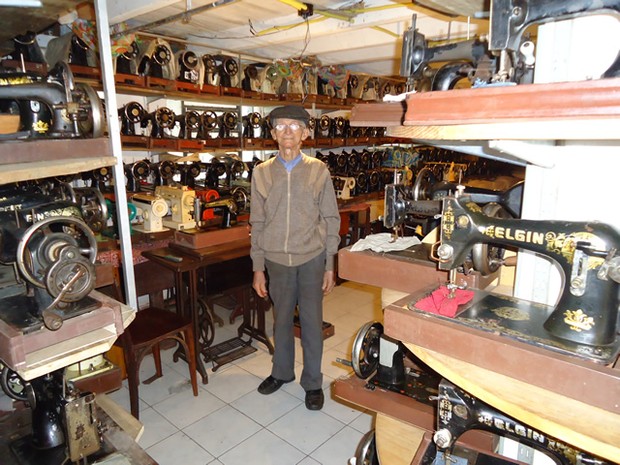 Aos 98 anos de idade, seu Angelo Spricigo coleciona 874 máquinas de costura antigas (Foto: Angelo Spricigo/Arquivo pessoal)