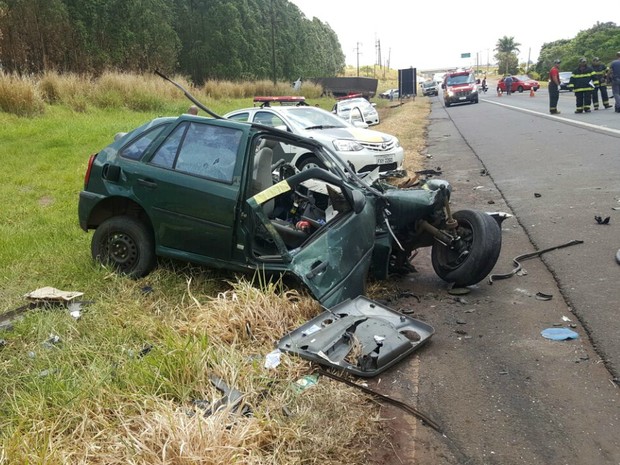 Acidente entre carro e caminhão em Ourinhos (Foto: Romeu Neto/TV TEM)
