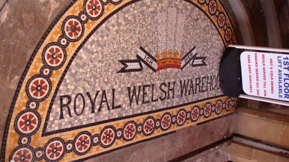 O Royal Welsh Warehouse tem detalhes que comemoram o sucesso da Rainha Victoria e Pryce Jones em exposições — Foto: PENNY MAYES/GEOGRAPH via BBC