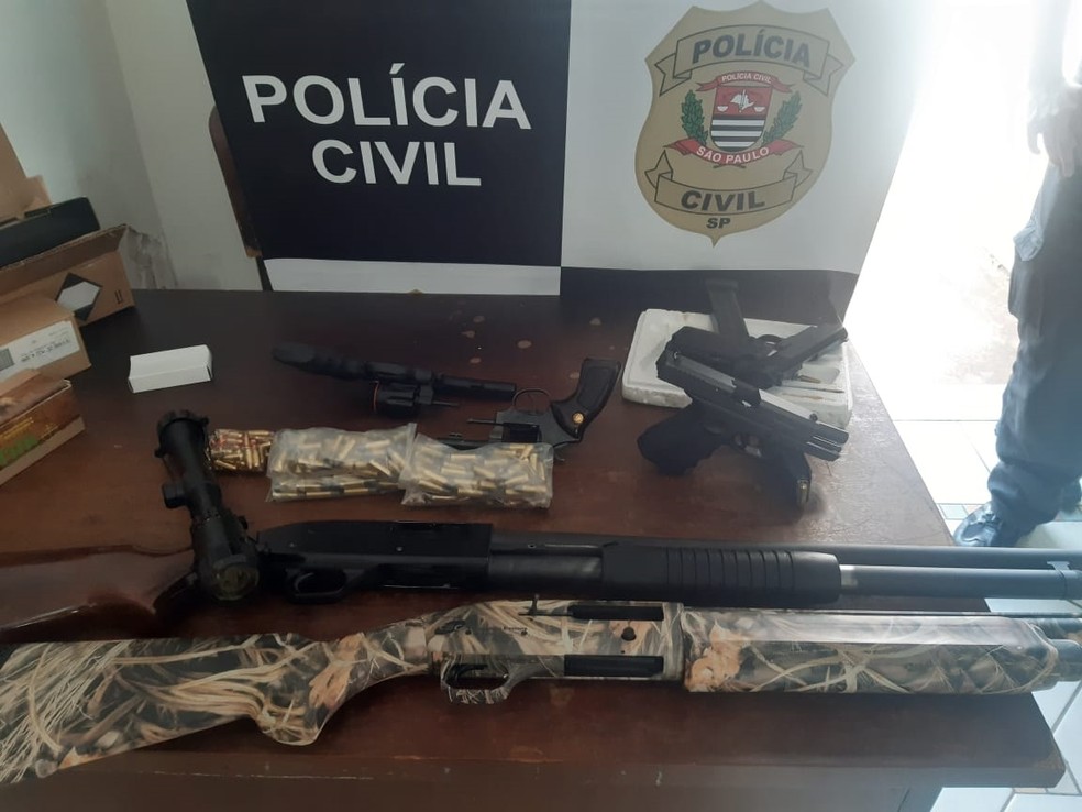 Armas apreendias com suspeito durante operação em Birigui  — Foto: Divulgação/Polícia Civil 